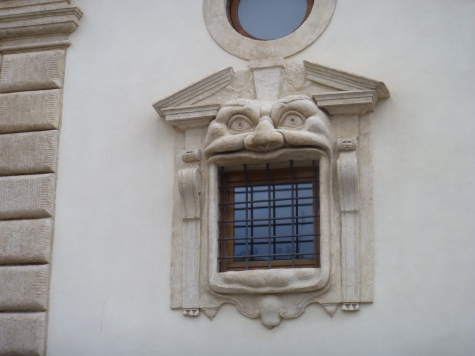 Monster window, Plzto. Zuccari